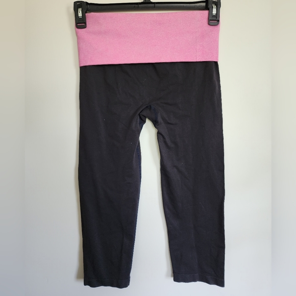 PINK yoga capris. Medium. Black and pink - Picture 2 of 6